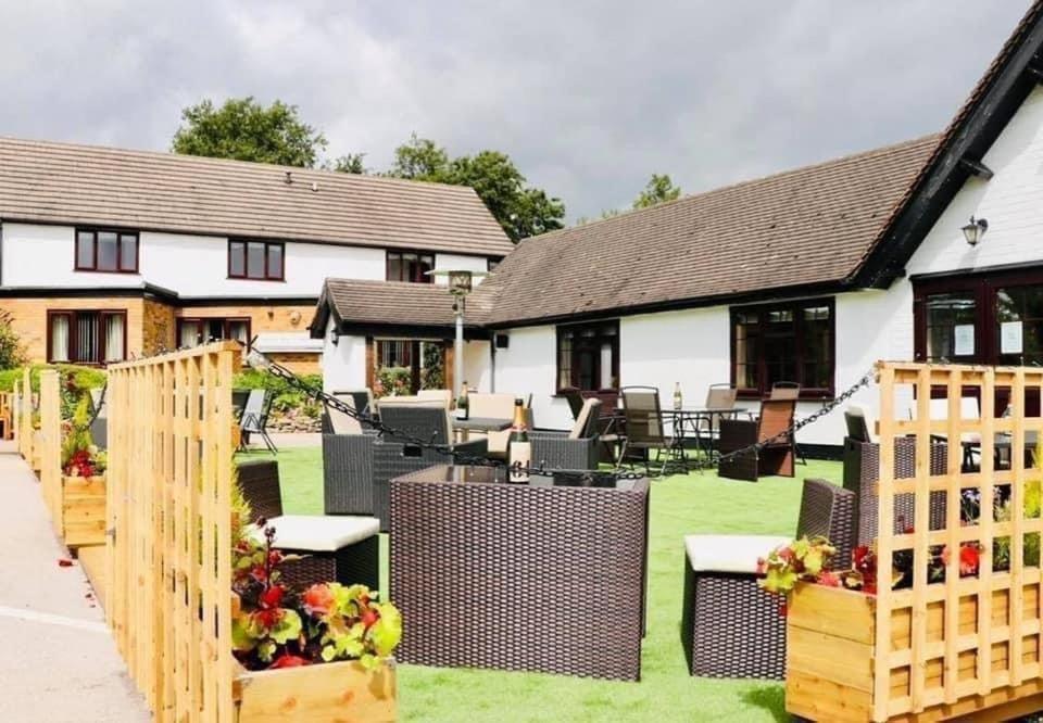 Sudbury  The Boars Head Hotel מראה חיצוני תמונה